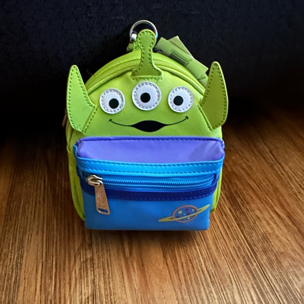 Alien lounge fly wristlet